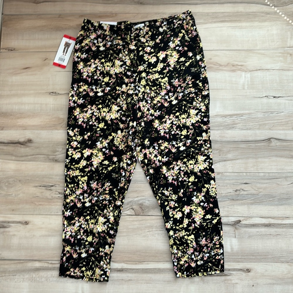NWT Jessica Simpson Floral Pants with Pockets. Bouquet Splash. Tapered Leg. Flow